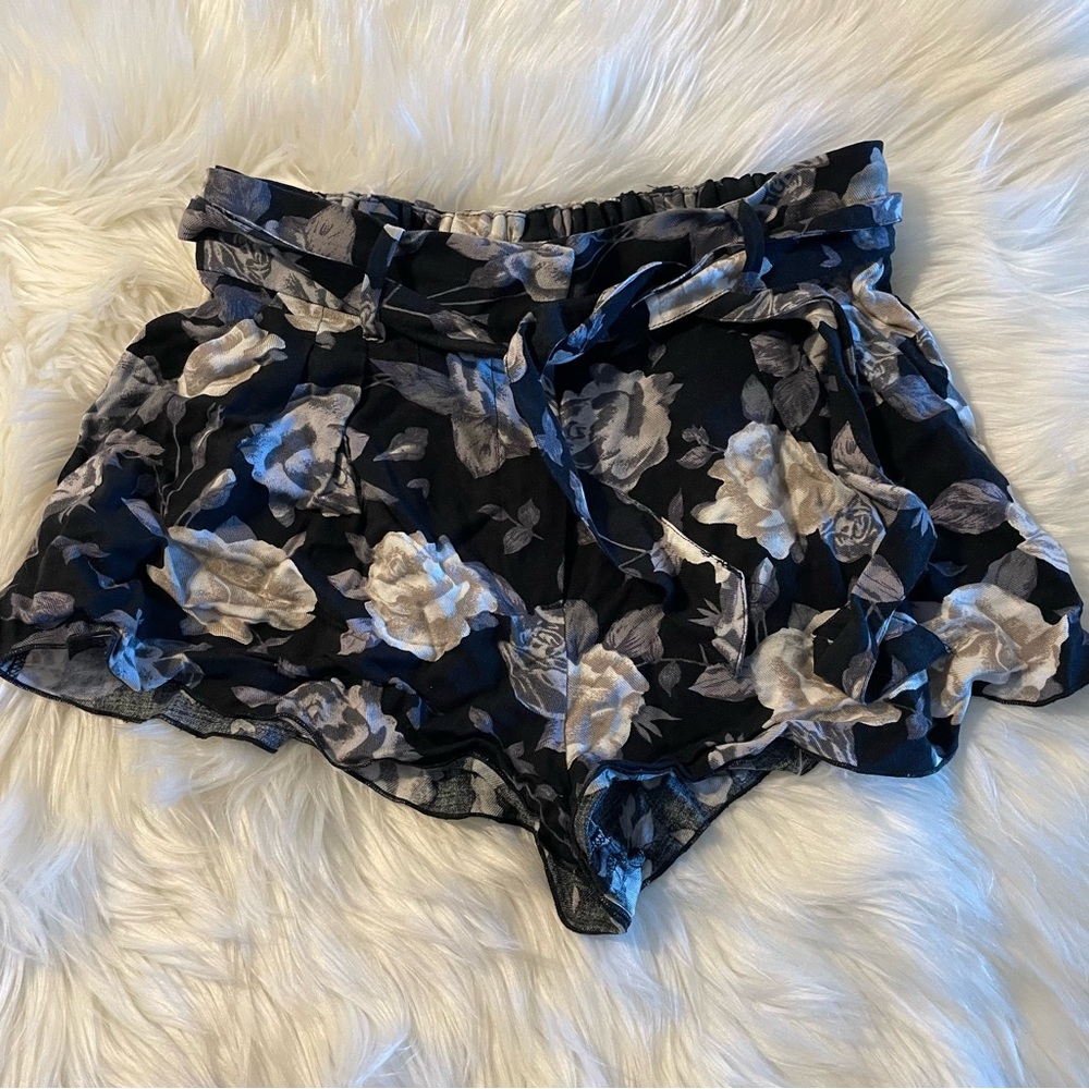 Aritiza Talula Floral Shorts - Size 00 GUC